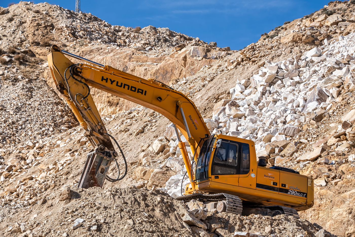 Camions et chargeuses sur chantier